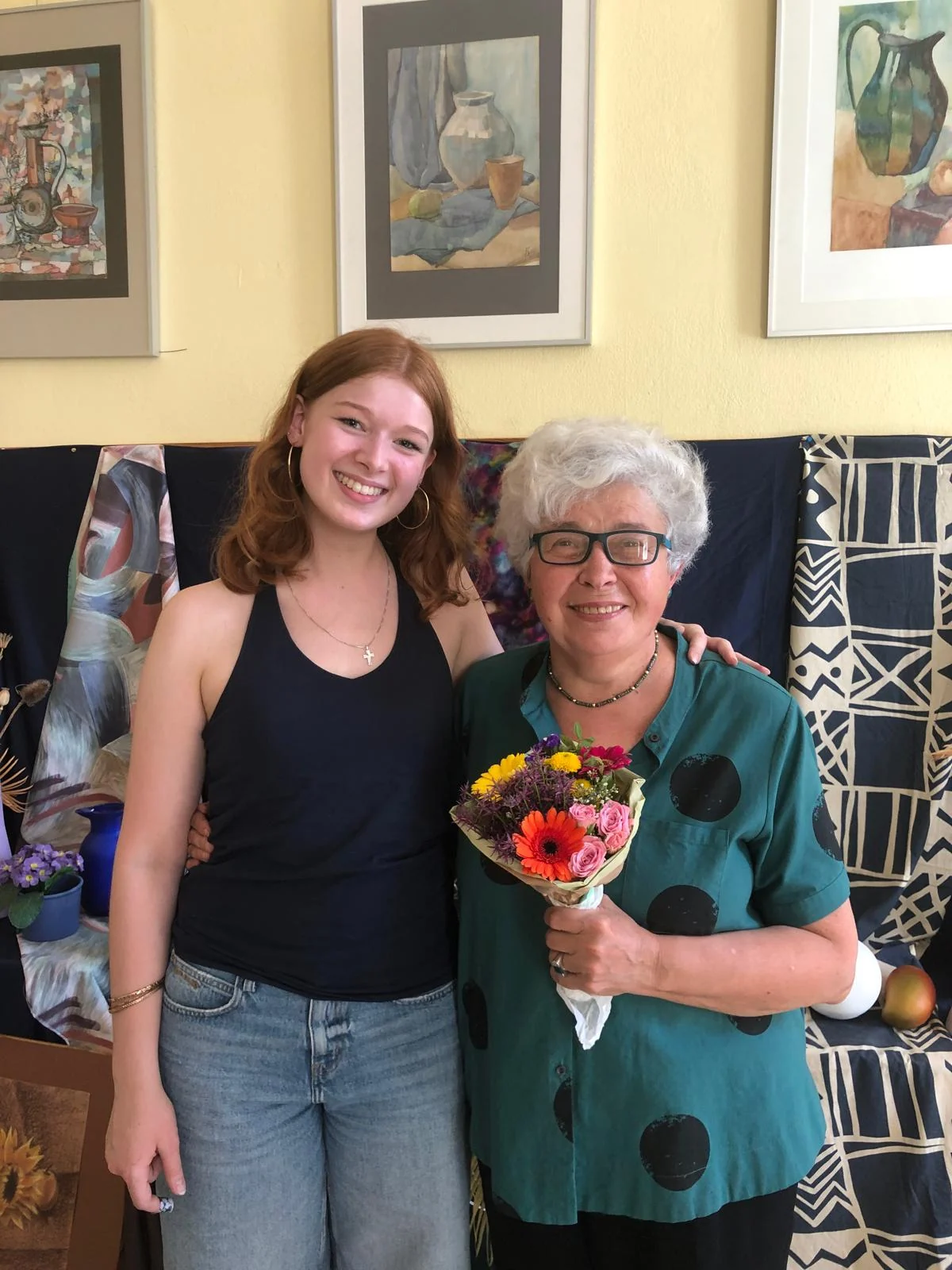 Antonie Franke und Lilia Gavrilenko beim Abschied in der Kunstschule