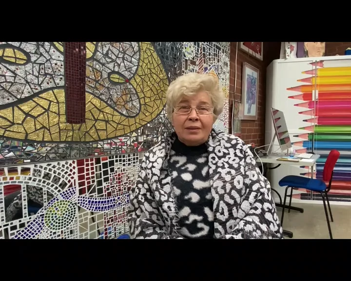 Lilia Gavrilenko in der Kunstschule vor einer Mosaikwand