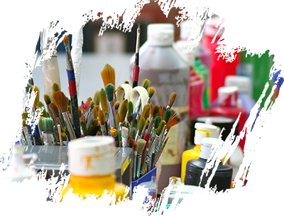 Farben und Pinsel in der Kunstschule