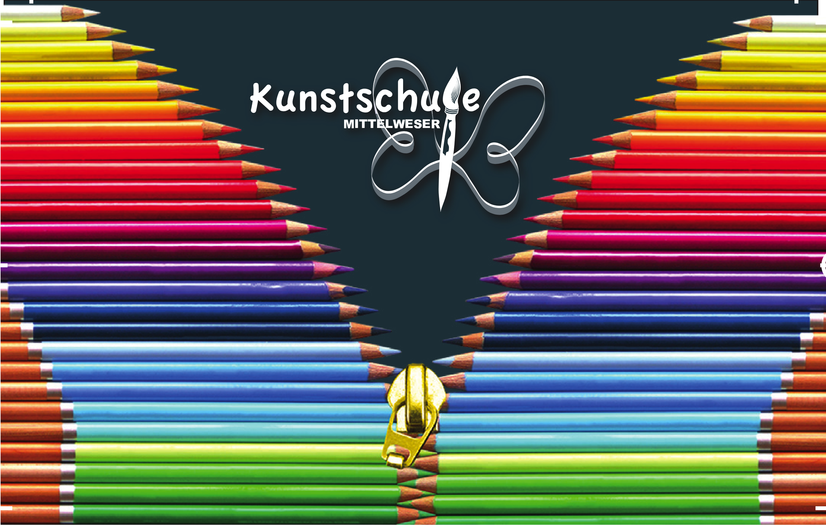 Farbig angeordnete Bleistifte rund um das Zeichen der Kunstschule Mittelweser