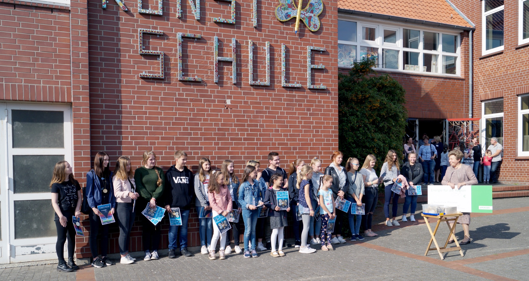 Kinder und Jugendliche vor dem Gebäude der Kunstschule Mittelweser in Stolzenau