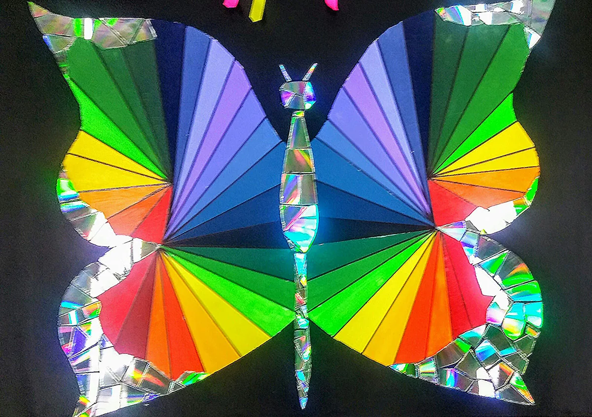 Farbenreich gestalteter Schmetterling auf schwarzem Grund