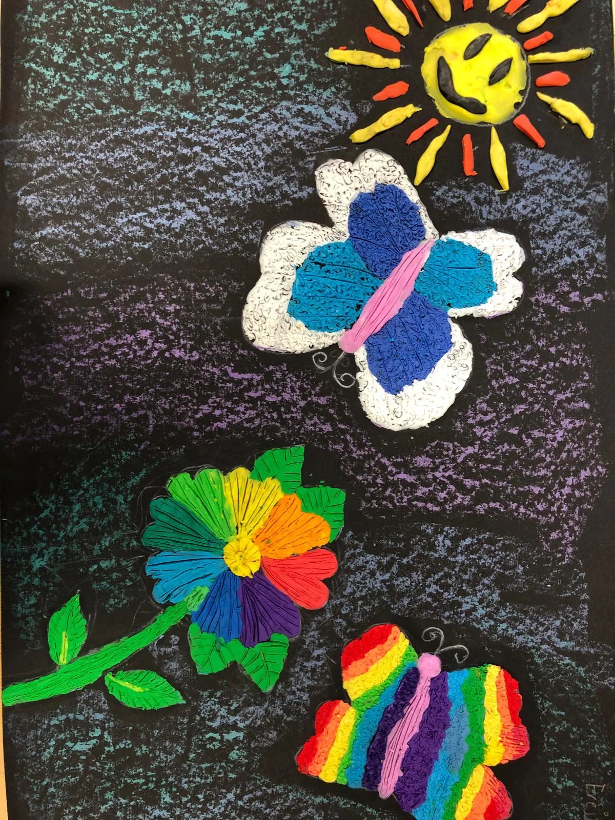 Farbenreiche Blumen und Schmetterlinge aus Knete auf dunklem Grund von Freya Wilke, 9 Jahre