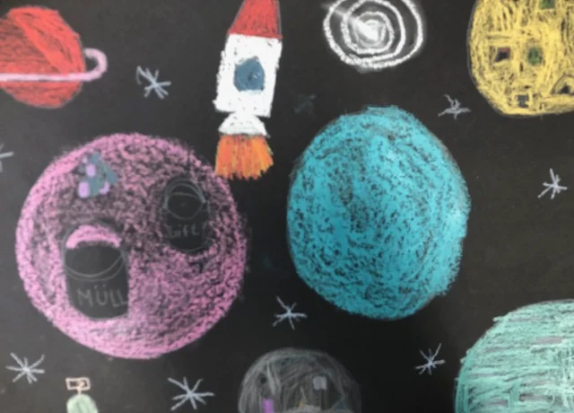 Fantasievolle Weltraumszene mit Planeten und Rakete