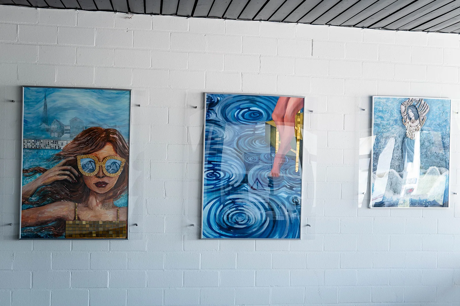 Drei farbige Arbeiten der Ausstellung im Freibad