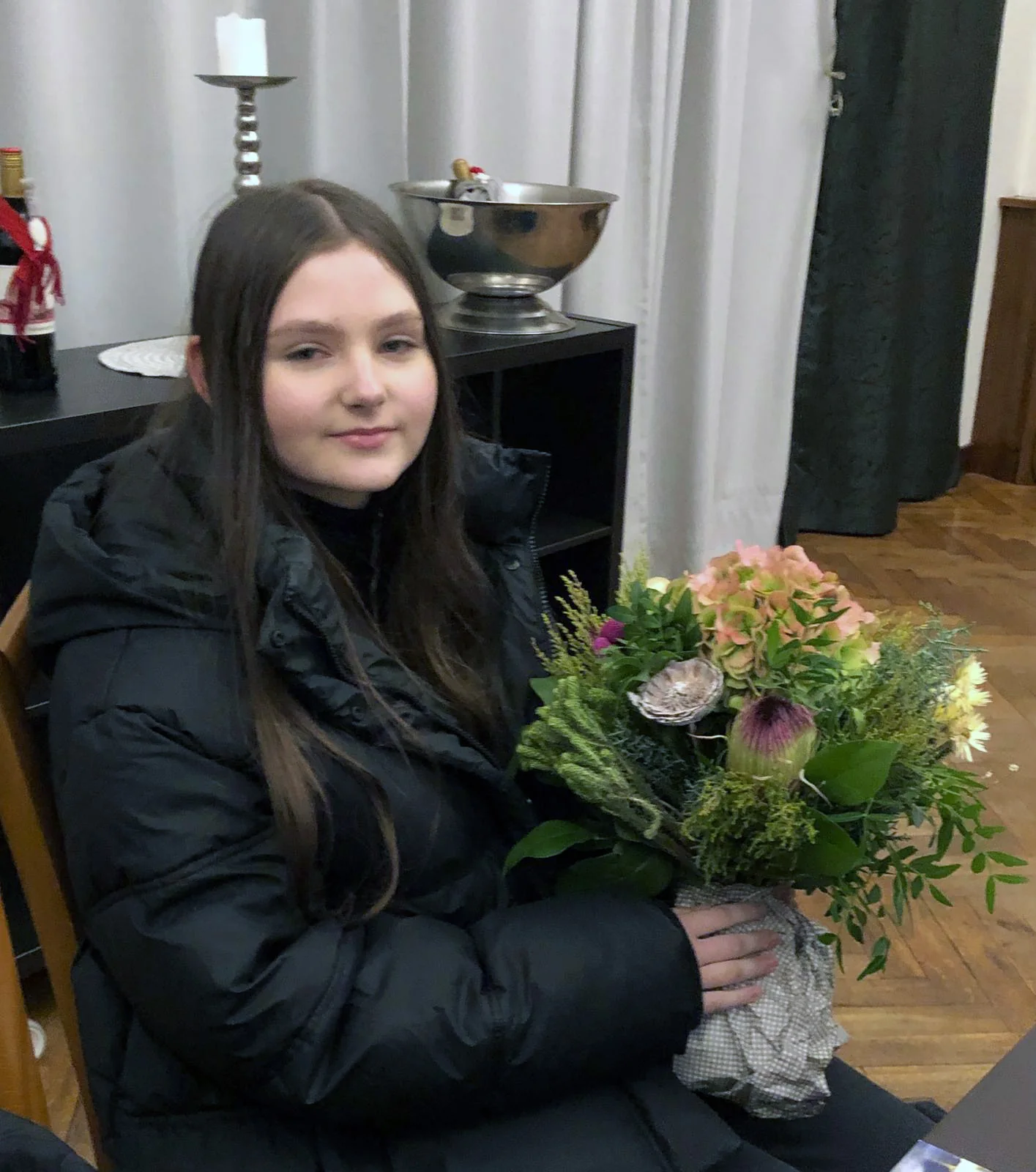 Josephine-Medea Wegel mit Blumen bei der Preisverleihung